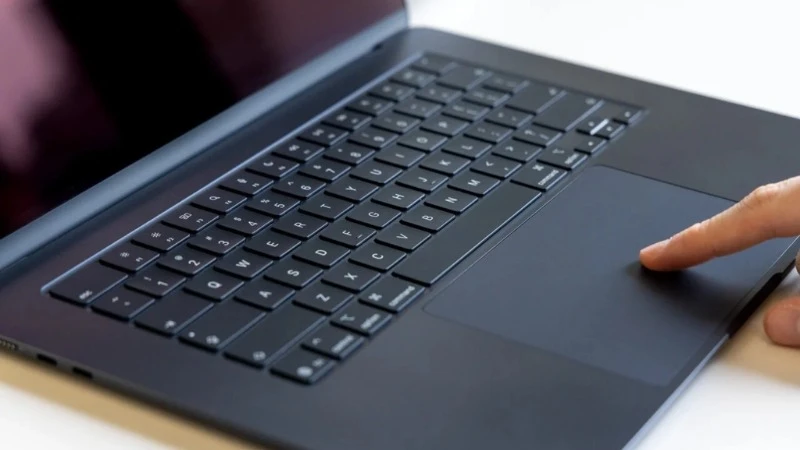 Apple Macbook Air M5 13 inch 2026 MDHE4SA/A trang bị bàn phím Magic Keyboard có đèn nền thông minh 