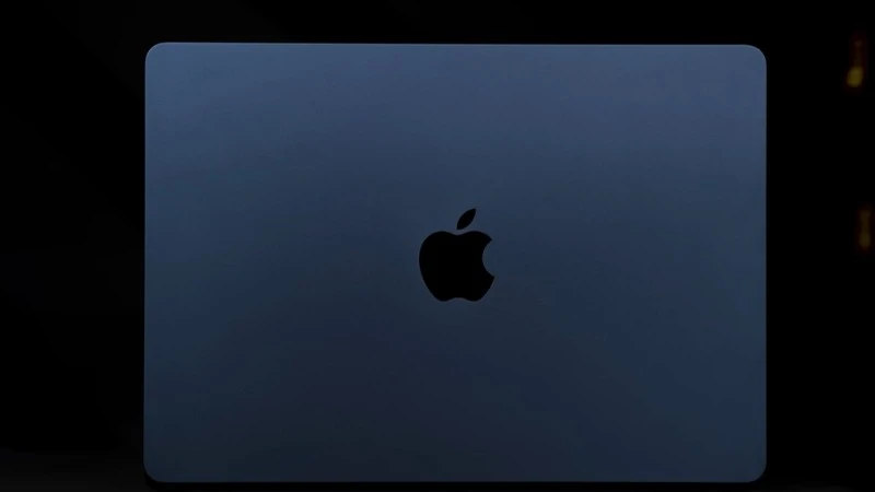 Apple Macbook Air M5 15 inch 2026 MDVN4SA/A có vỏ nhôm nguyên khối bền bỉ, trọng lượng chỉ 1.51kg thuận tiện di chuyển mọi nơi