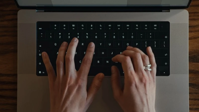 Apple Macbook Pro M5 Max 16 inch 2026 MGE74SA/A tích hợp bàn phím Magic Keyboard nảy tốt, đèn nền tự động chỉnh sáng
