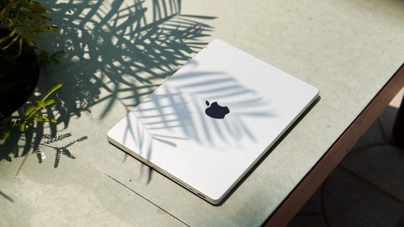 Apple Macbook Pro M5 Max 16 inch 2026 MGE94SA/A thiết kế nhôm bền bỉ, trọng lượng 2.15 kg giúp máy vừa chắc chắn vừa thuận tiện di chuyển