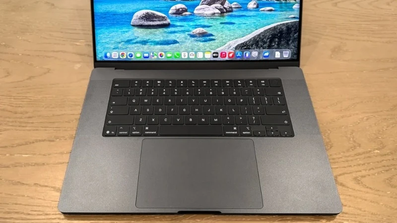 Apple Macbook Pro M5 Pro 16 inch 2026 MGEA4SA/A trang bị bàn phím Magic Keyboard gõ êm và Trackpad Force Touch đa điểm