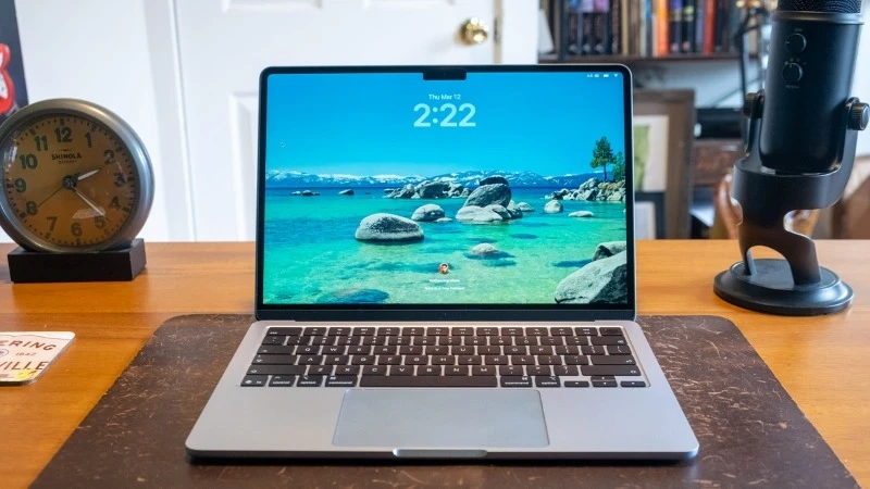 Apple Macbook Air M5 15 inch 2026 MDVT4SA/A có màn hình 15.3 inch, dải màu P3 và độ sáng 500 nit giúp tái tạo màu sắc đồ họa chuẩn xác