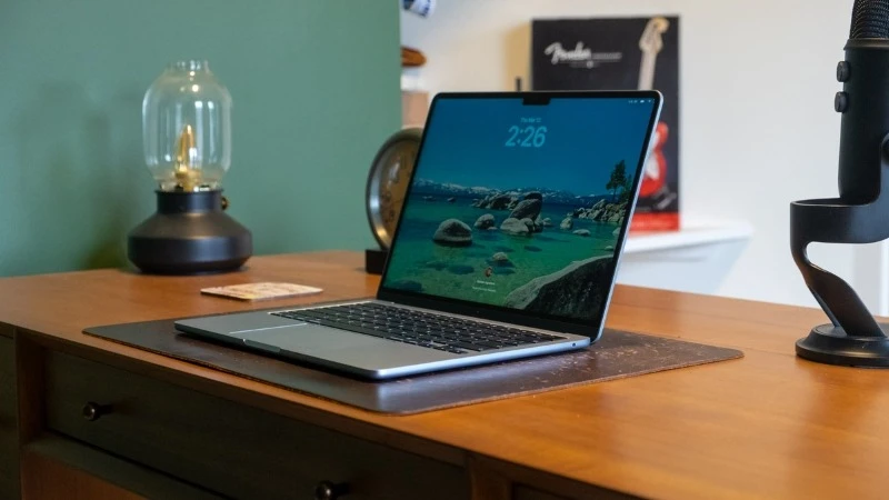 Apple Macbook Air M5 15 inch 2026 MDVT4SA/A có hệ thống 6 loa trầm khử lực cùng Dolby Atmos mang đến âm thanh vòm sống động như rạp phim