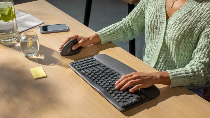 Bàn phím không dây Logitech Wave Keys Ergonomic có thiết kế công thái học gợn sóng giúp bảo vệ sức khỏe
