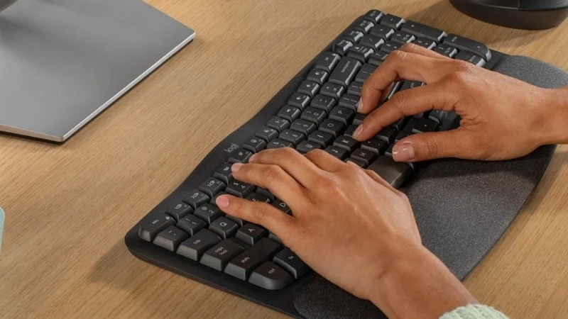 Bàn phím không dây Logitech Wave Keys Ergonomic phù hợp cho dân văn phòng, writer và người cần cải thiện tư thế gõ phím, giảm mỏi cổ tay