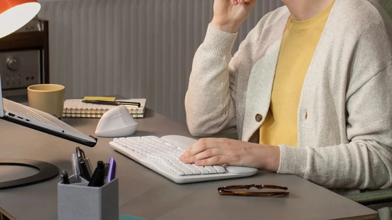 Bàn phím không dây Logitech Wave Keys Ergonomic có năng lượng bền bỉ và vật liệu tái chế