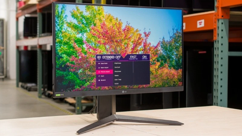 LG UltraGear 24GS65F-B chiến game mượt mà nhờ tần số quét 180Hz, phản hồi 1ms và công nghệ FreeSync Premium
