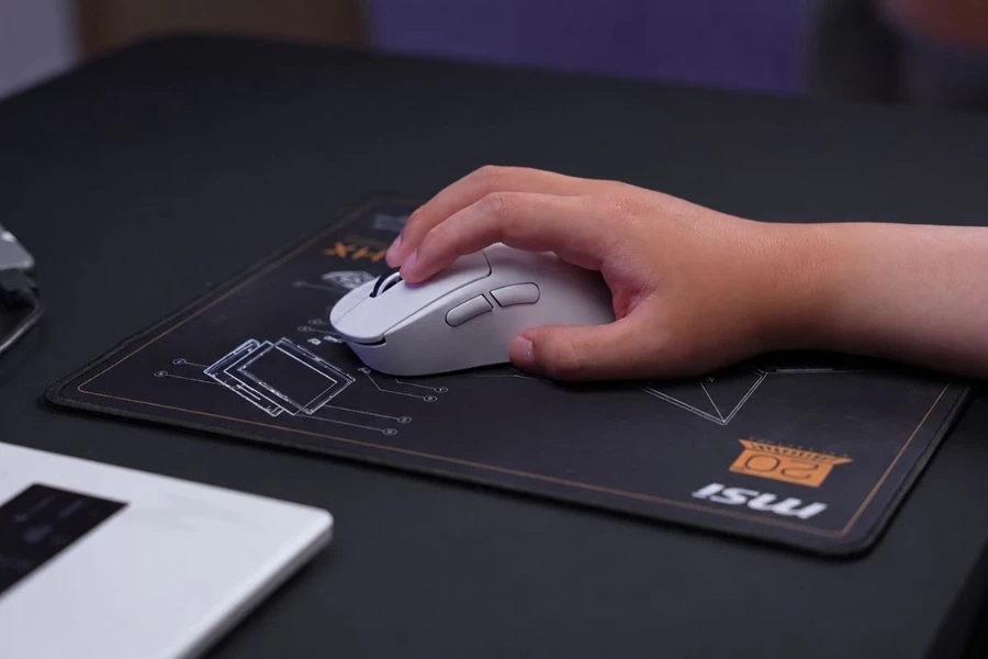 Chuột cho phép sạc nhanh qua cổng USB-C hoặc sạc không dây với công nghệ PowerPlay