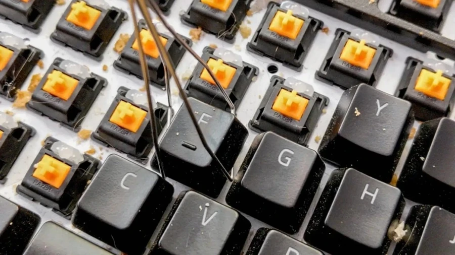 Bàn phím cơ bị kẹt nút: Dùng dụng cụ chuyên dụng kéo thẳng keycap lên, tránh bẻ nghiêng để không làm gãy chân phím