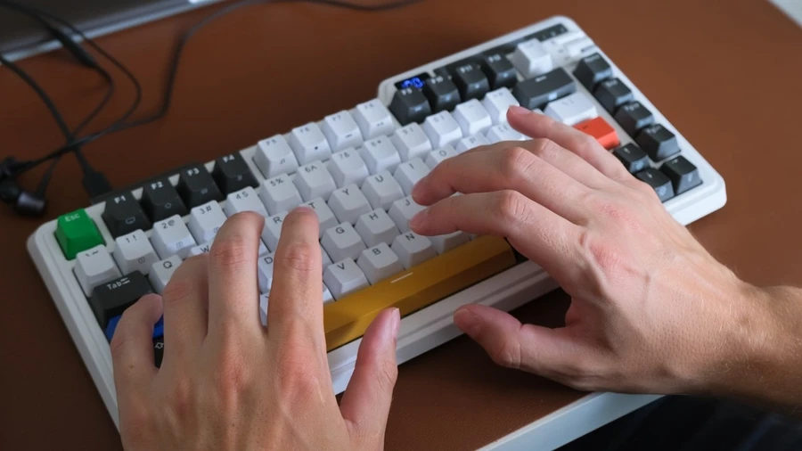 Bàn phím cơ bị kẹt nút do switch bị bụi, oxy hóa, kẹt trục, lỗi mạch hoặc thiết lập macro lặp phím không mong muốn