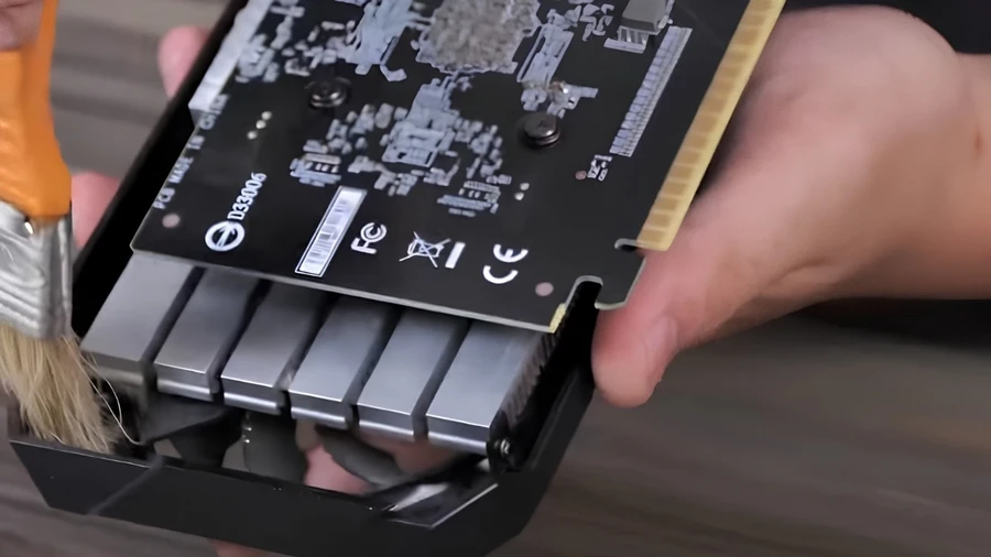 Bàn phím sáng nhưng màn hình không lên: Kiểm tra card đồ họa trong khe PCIe, vệ sinh chân tiếp xúc hoặc thử dùng đồ họa tích hợp