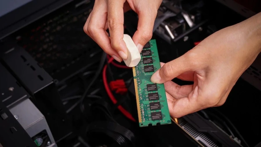 Bàn phím sáng nhưng màn hình không lên do RAM lỏng, lỗi cáp màn hình, card đồ họa hư hoặc xung đột phần cứng, BIOS hệ thống