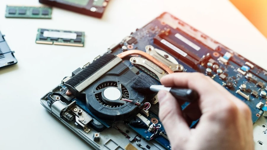 Cách bật quạt tản nhiệt laptop ASUS: Vệ sinh laptop định kỳ để quạt hoạt động hiệu quả