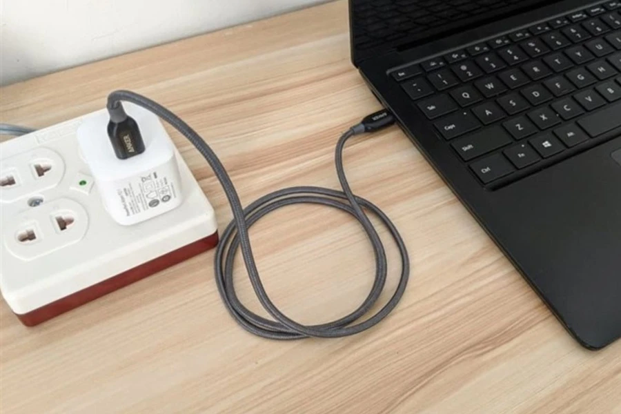 Sử dụng nguồn điện sạc pin an toàn để tránh gây hư hỏng cho bàn phím