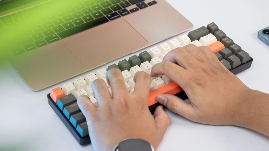 Chọn bàn phím cho coder có cảm giác gõ êm, ổn định, độ cao phù hợp để tránh mỏi tay khi làm việc lâu