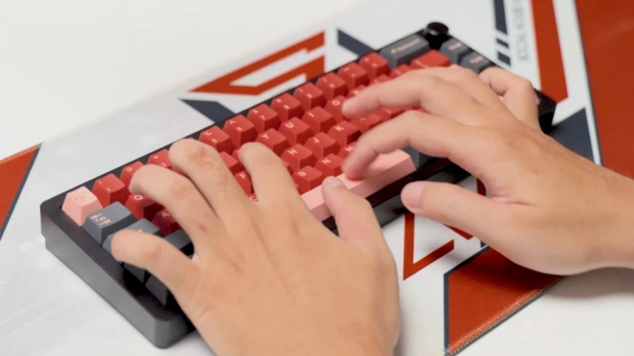 Bàn phím cơ 65% tăng không gian di chuột, giúp game thủ FPS lia tâm nhanh và linh hoạt hơn nhiều