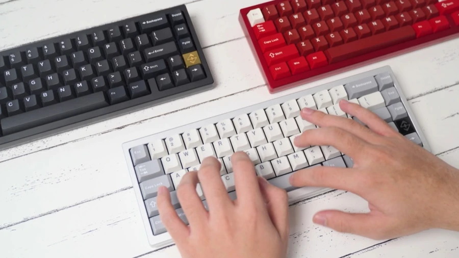 Layout bàn phím cơ 65% giữ cụm phím mũi tên riêng, giúp điều hướng tự nhiên và dễ dùng hơn layout 60%