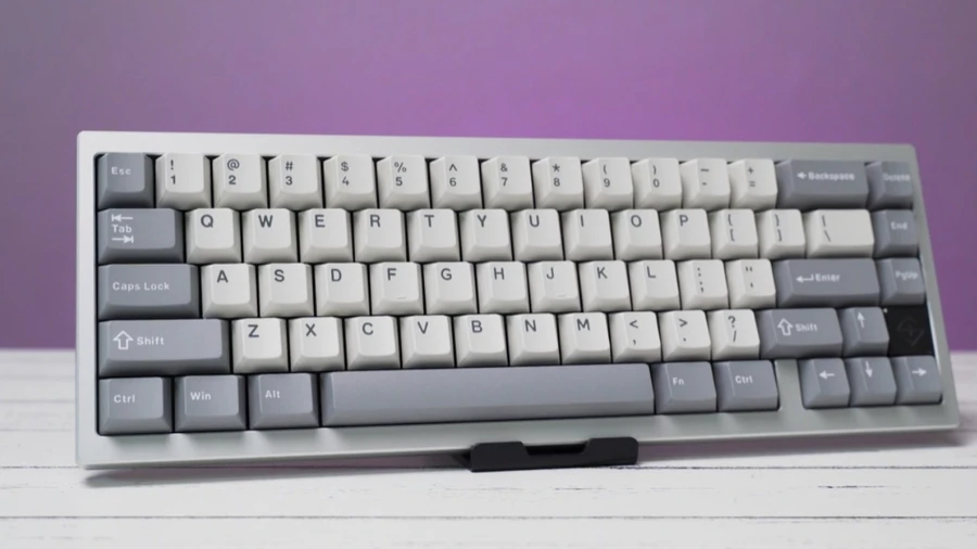 Dùng layout bàn phím cơ 65% giúp tối ưu không gian, đặt phím chéo thoải mái cho việc lia chuột khi chơi FPS
