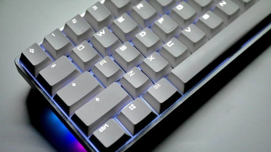 Ưu tiên bàn phím cơ không dây đáng mua pin lớn hoặc giảm sáng LED; cân nhắc kết nối dây qua cổng USB-C khi cần lâu dài