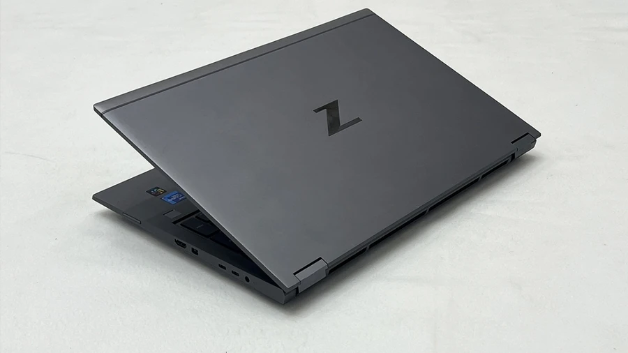 Cân nhắc kích thước màn hình và trọng lượng laptop 4K để đảm bảo tính di động phù hợp nhu cầu