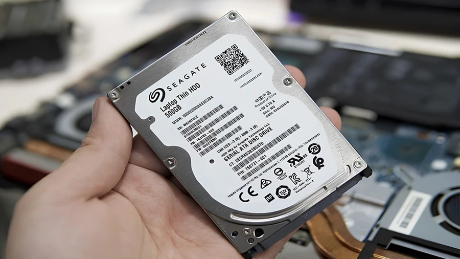 Chọn laptop cho sinh viên kỹ thuật có SSD từ 256GB trở lên để máy khởi động nhanh, truy xuất dữ liệu mượt mà và hiệu quả