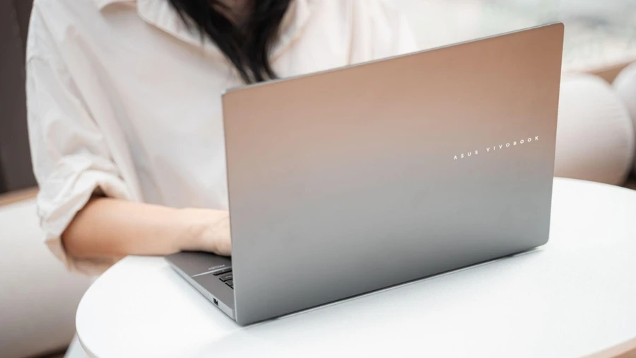 Chọn laptop cho sinh viên sư phạm pin trên 6 giờ, thiết kế mỏng nhẹ để thuận tiện di chuyển trong quá trình học