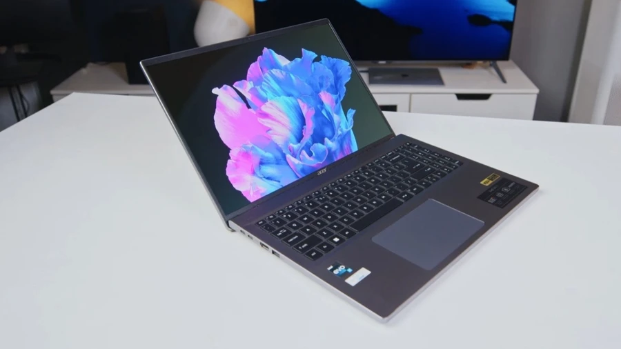 Laptop cho sinh viên sư phạm màn OLED 3.2K sắc nét, chip Core i7 mạnh mẽ, phím số full-size, lý tưởng cho sư phạm