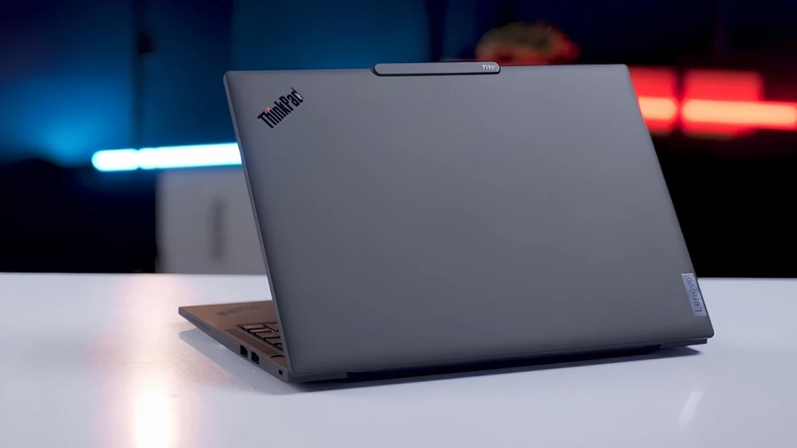 Laptop cho sinh viên thiết kế đồ họa ThinkPad P14s Gen 6 trang bị Chip Ultra 7, RTX PRO 500, RAM 32GB, bền bỉ, lý tưởng cho kỹ thuật