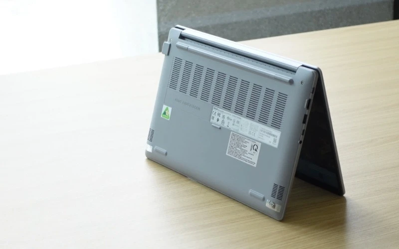ASUS ExpertBook P1403CVA-C7H16-63WS tích hợp RAM 16GB cùng SSD 512GB cho tốc độ phản hồi nhanh và khả năng nâng cấp linh hoạt