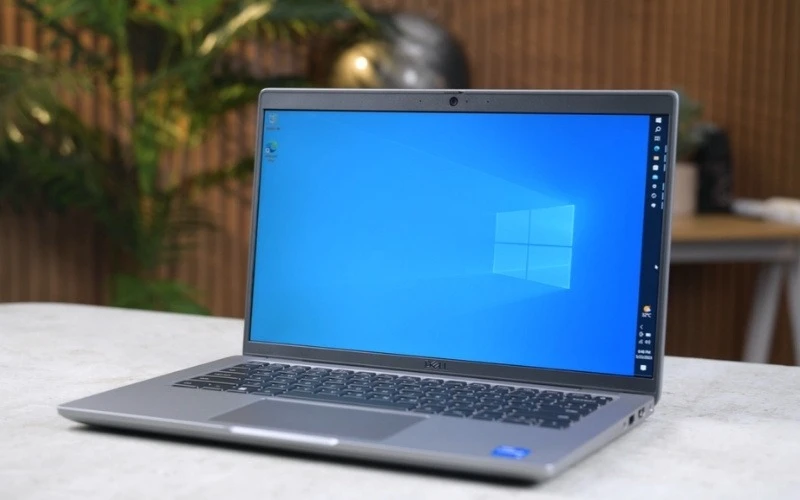 Kích thước Dell Latitude 5440 gọn nhẹ, dễ dàng bỏ balo di động làm việc ở mọi nơi
