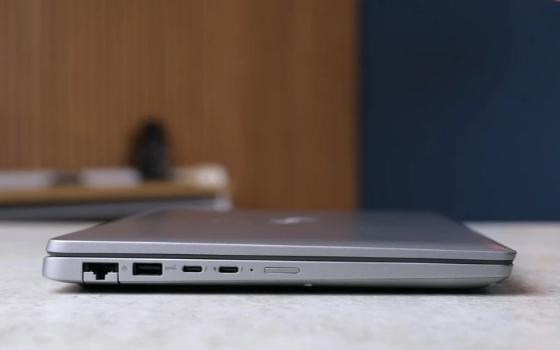 Dell Latitude 5440 trang bị đầy đủ cổng ăn chơi, có cả Thunderbolt 4 và RJ45 vô cùng tiện lợi