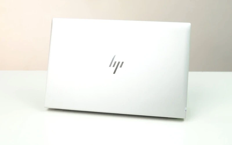 Ngoại hình HP EliteBook 840 G8 tối giản, mỏng nhẹ, mang lại cảm giác cao cấp và chỉn chu