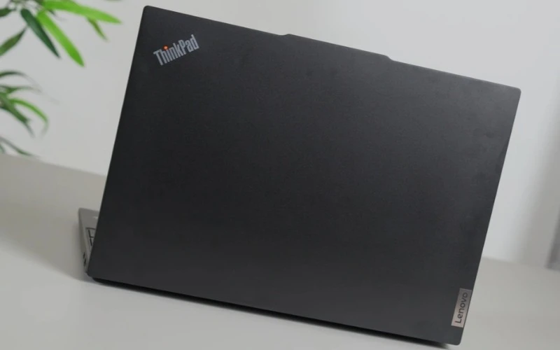 Thiết kế Lenovo ThinkPad E16 Gen 3 21SR00A6VA ThinkPad đặc trưng, chắc chắn và gọn gàng giúp bạn dễ dàng di chuyển mỗi ngày