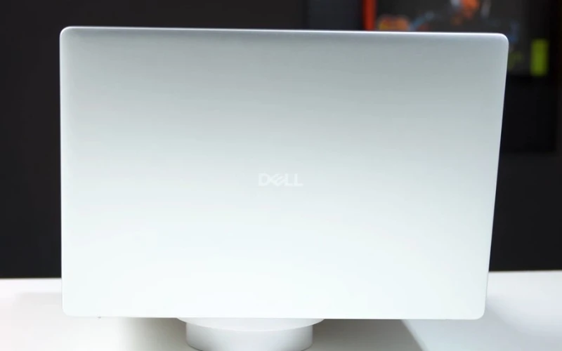 Dell 16 DC16251 mạnh mẽ, màn hình đẹp nhưng thiếu khe thẻ SD và card đồ họa rời chơi game