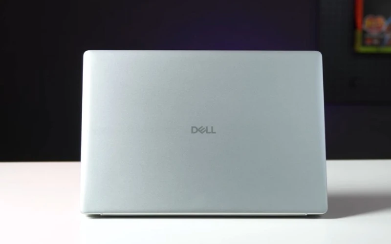 Dell 16 DC16251 có vỏ màu Silver sang trọng, hoàn thiện tỉ mỉ và trọng lượng hợp lý 1.98 kg