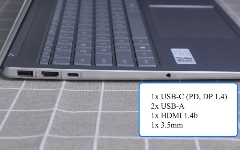 Laptop HP 15-FD2050WM tích hợp đầy đủ cổng HDMI và USB giúp kết nối thiết bị ngoại vi nhanh chóng
