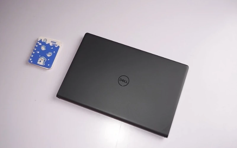 Vỏ Carbon Dell Vostro 3530 bền bỉ giúp máy chỉ nặng 1.66kg, thuận tiện mang theo khi làm việc