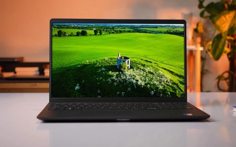 Dell Vostro 3530 có ưu điểm về hiệu năng và màn hình, hạn chế nhỏ về RAM và độ phủ màu màn hình