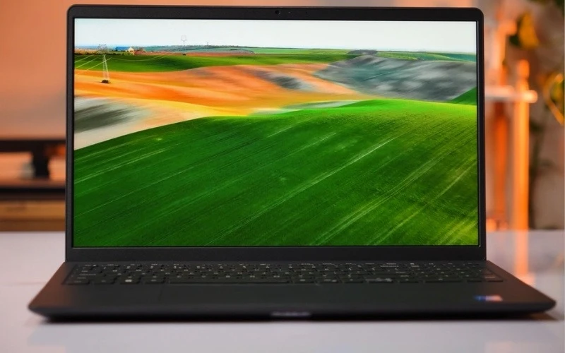 Dell Vostro 3530 có tần số quét 120Hz giúp cuộn trang mượt mà, giảm mỏi mắt khi đọc tài liệu dài