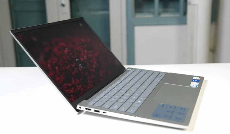 Dell Inspiron 14 sở hữu ngoại hình nhỏ gọn, dễ dàng mang theo bên mình