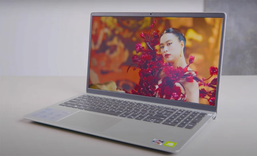 Kích thước của Dell Inspiron 15 có thể gây trở ngại trong quá trình di chuyển