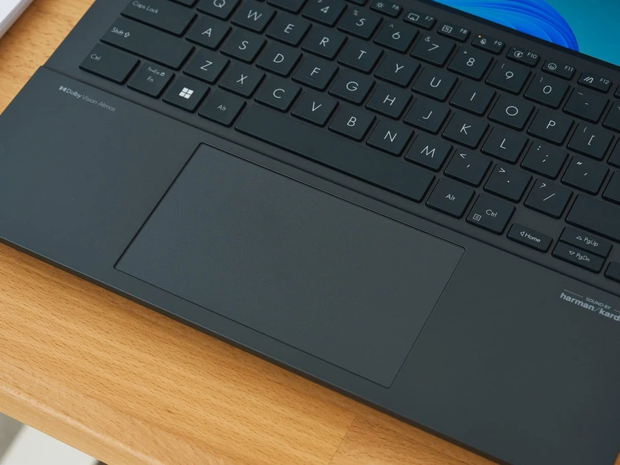 Touchpad của ASUS Zenbook 14 Duo cho ra cảm giác phản hồi siêu mượt trên từng chuyển động
