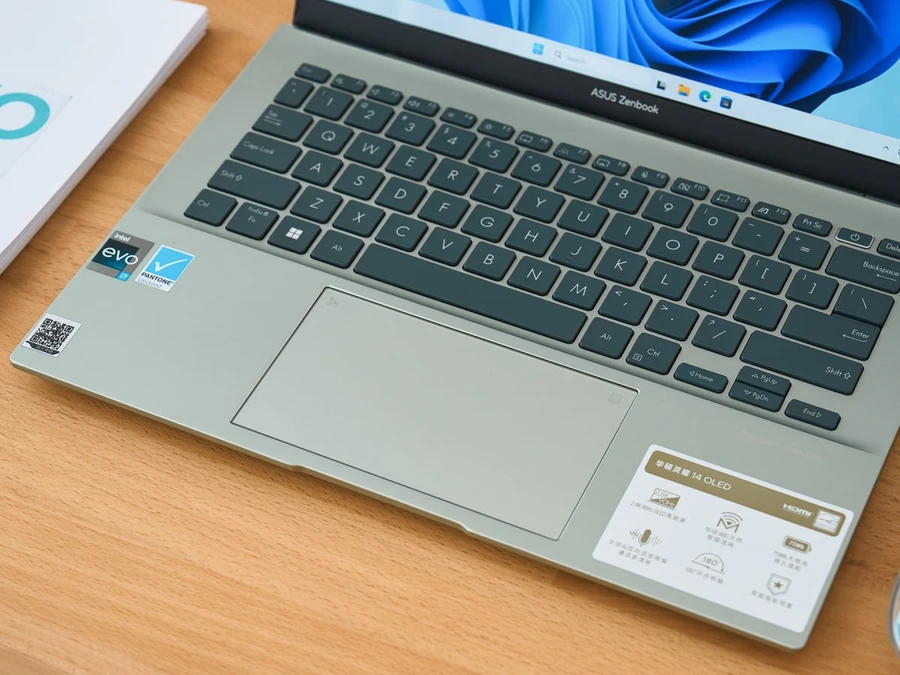 ASUS Zenbook 14 OLED UX3402 sử dụng cụm phím tenkeyless