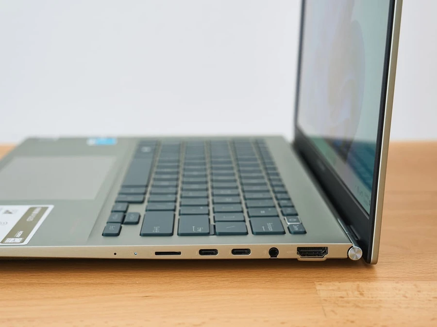 ASUS Zenbook 14 OLED UX3402 được trang bị đa dạng cổng kết nối