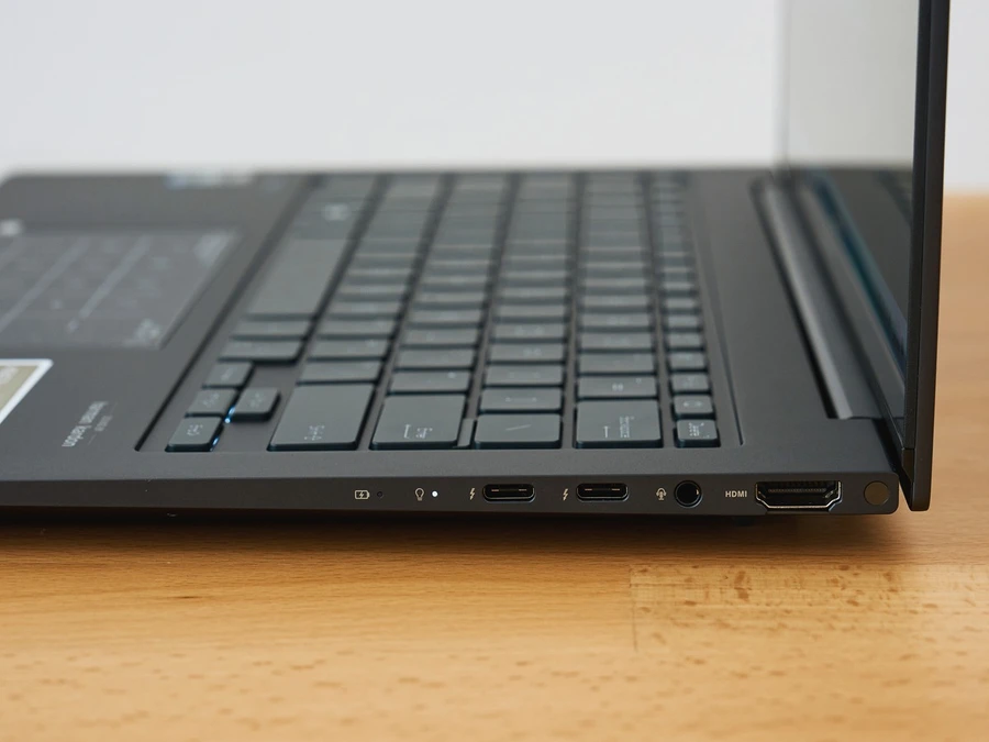 ASUS Zenbook 14X OLED Q410VA trang bị đầy đủ cổng kết nối