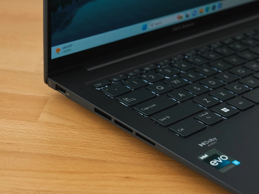 Bản lề ErgoLift linh hoạt, tiện lợi của ASUS Zenbook 14X OLED Q420VA