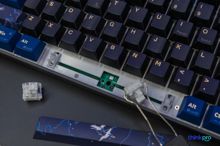 Bàn phím cơ Newmen GM1000 với socket MX cho phép thay nóng switch.