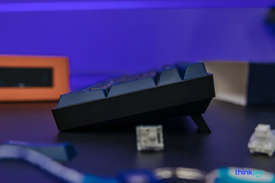 Đáy bàn phím GM1000 có chân cao su, chân nâng và rãnh đựng dongle.
