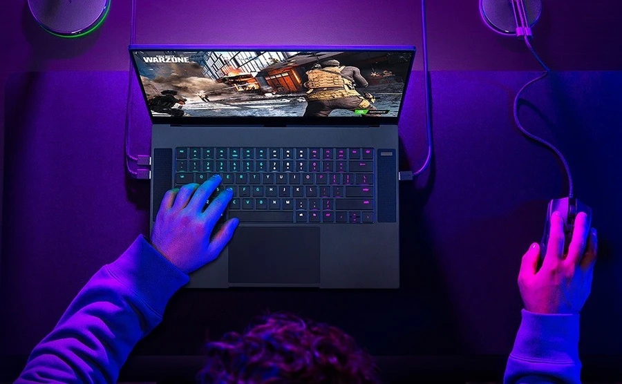 Razer Blade 15 Advanced với thiết kế tinh tế, cấu hình mạnh mẽ và màn hình QHD/4K OLED cao cấp.