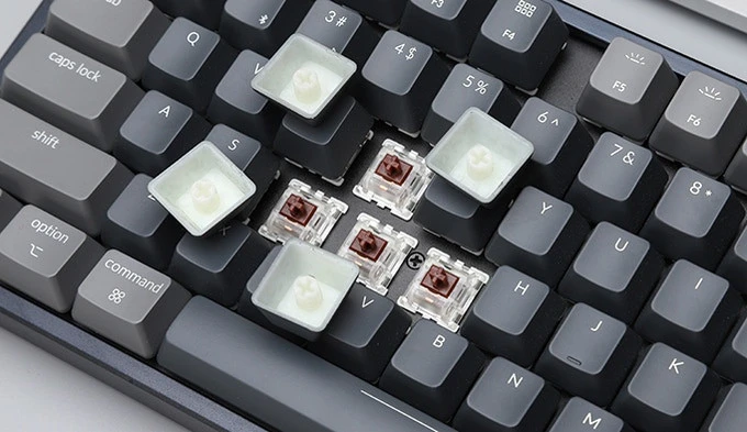 Keychron K8 với keycap ABS dày, chữ khắc rõ ràng, dễ nhìn.